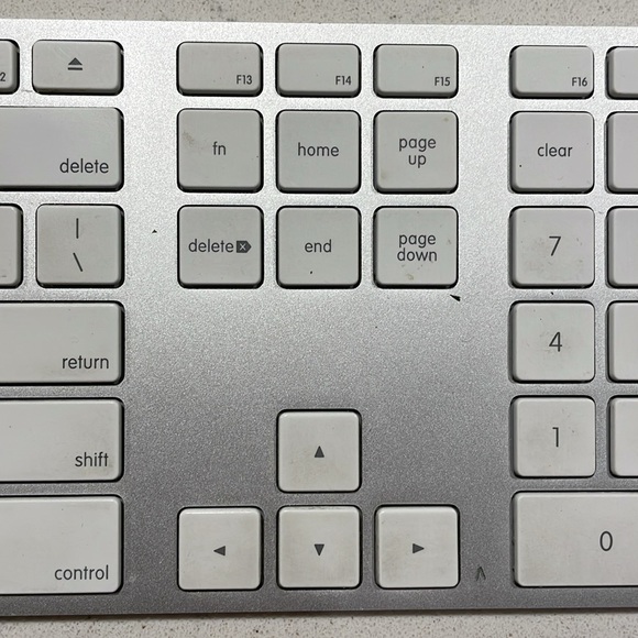 Wired Apple Keyboard with numeric pad - Picture 5 of 10